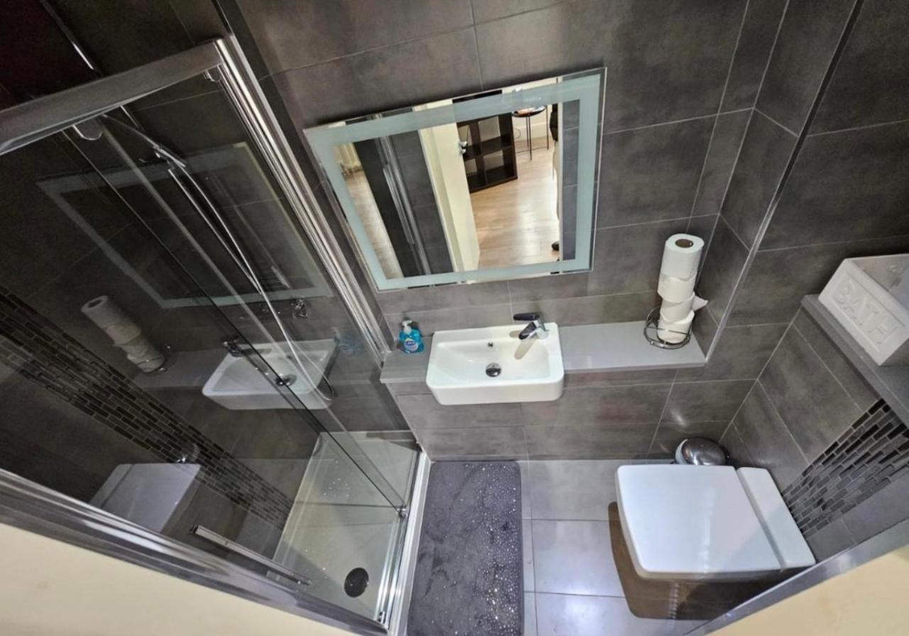 Luxury Double Room With Private Bathroom เอดินบะระ ภายนอก รูปภาพ